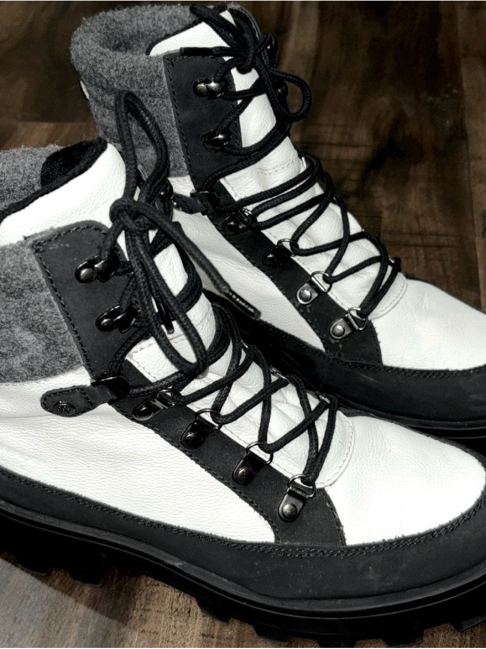Cougar Women's Suma Leather Waterproof Boot with PrimaLoft® White/Black - SUMA-W